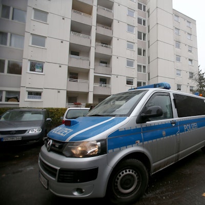 Ein Polizeiauto vor einem Wohngebäude in Bonn.