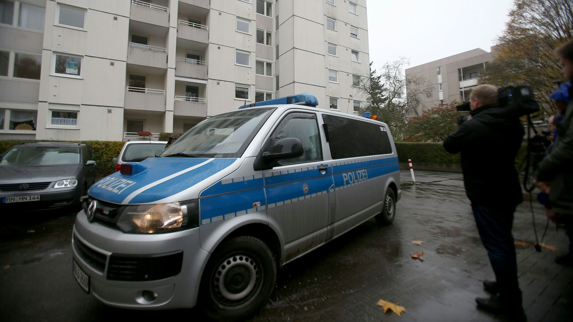 Ein Polizeiauto vor einem Wohngebäude in Bonn.