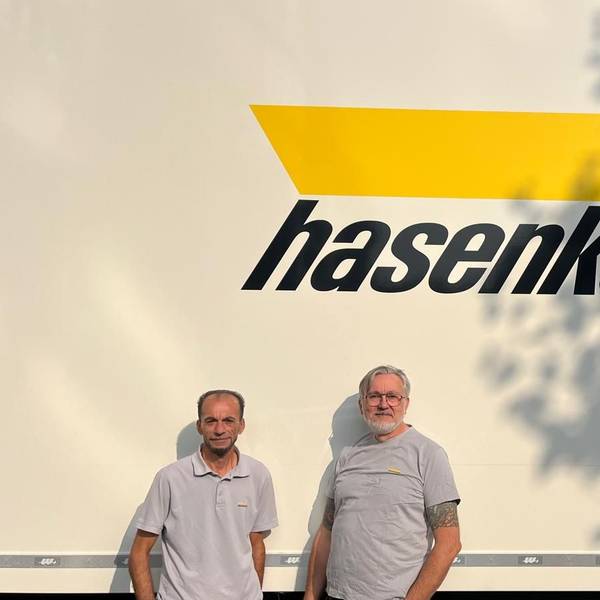 Torsten Fricke (r.) und sein Kollege Besim Aksu (l.) transportieren wertvolle Kunstwerke, wie von Jeff Koons.