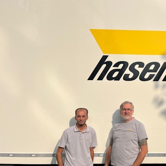 Torsten Fricke (r.) und sein Kollege Besim Aksu (l.) transportieren wertvolle Kunstwerke, wie von Jeff Koons.