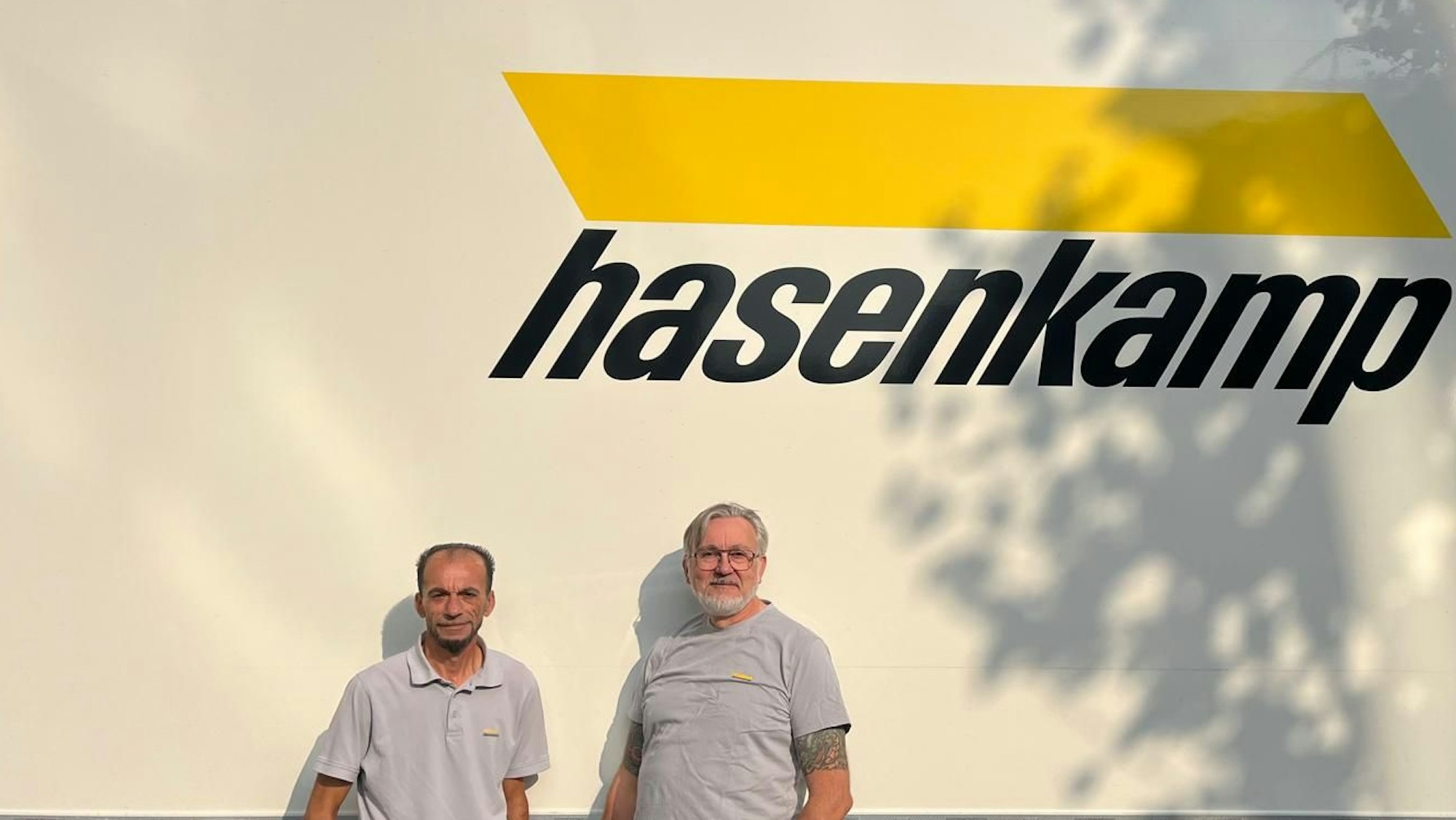 Torsten Fricke (r.) und sein Kollege Besim Aksu (l.) transportieren wertvolle Kunstwerke, wie von Jeff Koons.