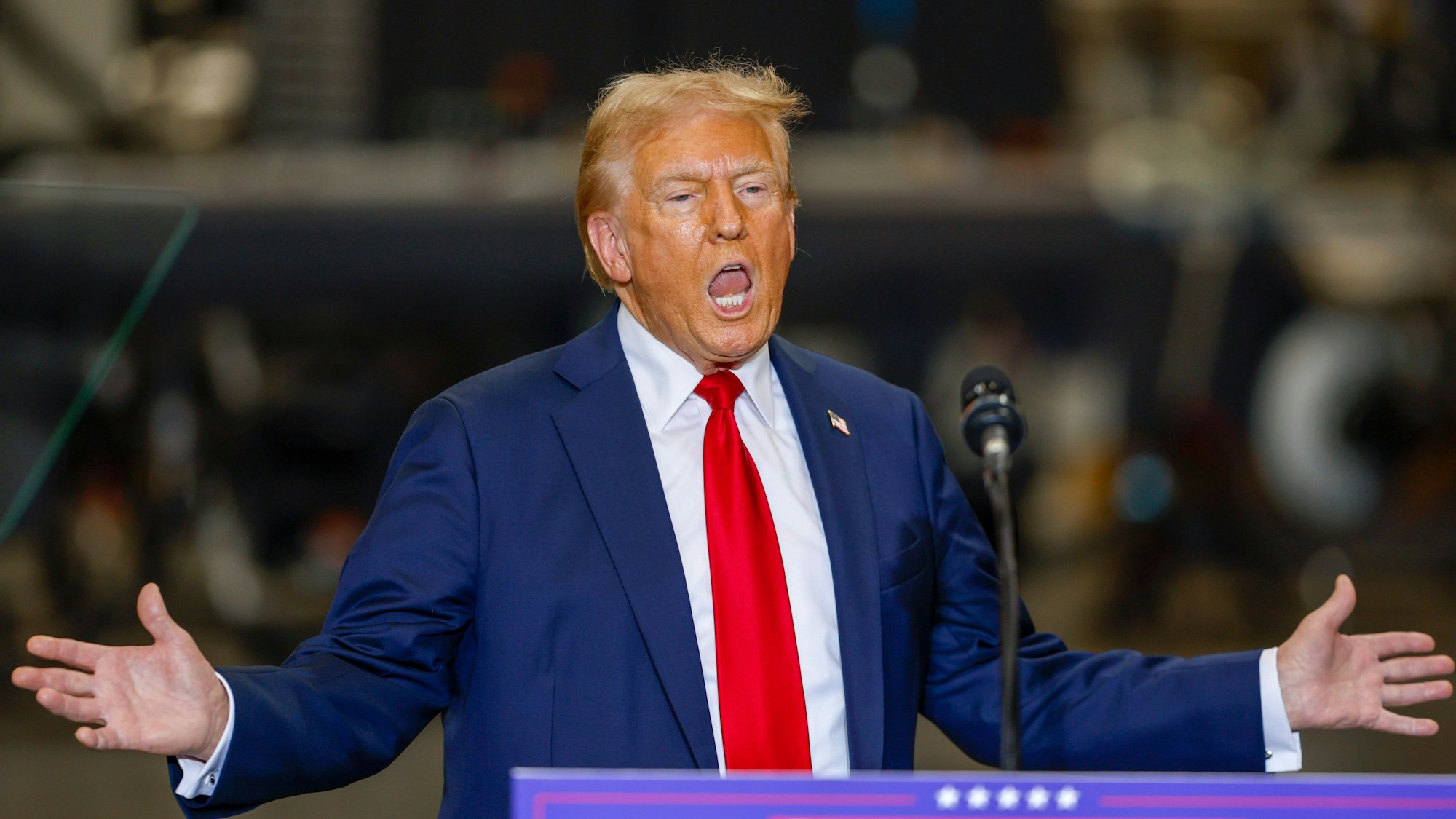 Der republikanische Präsidentschaftskandidat Donald Trump reagiert mit drastischen Worten auf eine mutmaßliche Bedrohung durch den Iran.