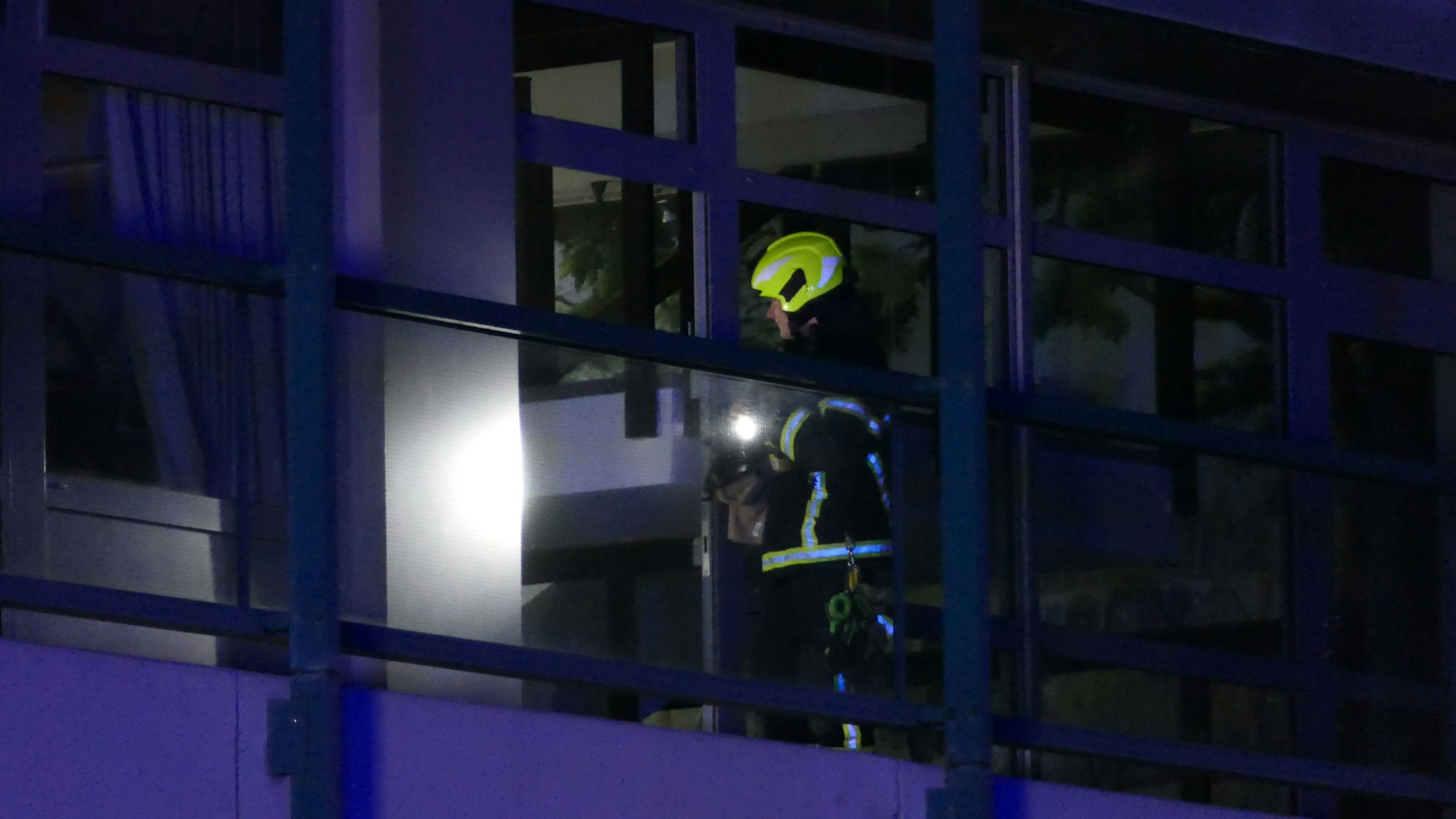 Feuerwehrleute mit Taschenlampen waren auf den Balkonen zu sehen.