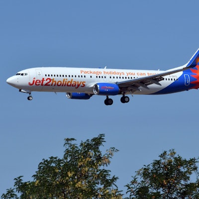 Eine Boeing 737 von Jet2 Holidays in der Luft.