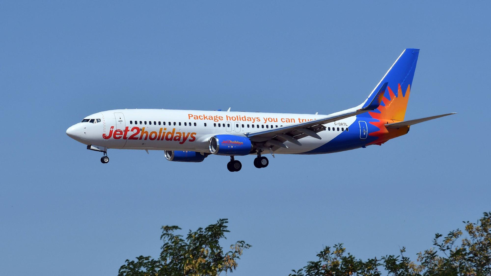 Eine Boeing 737 von Jet2 Holidays in der Luft.