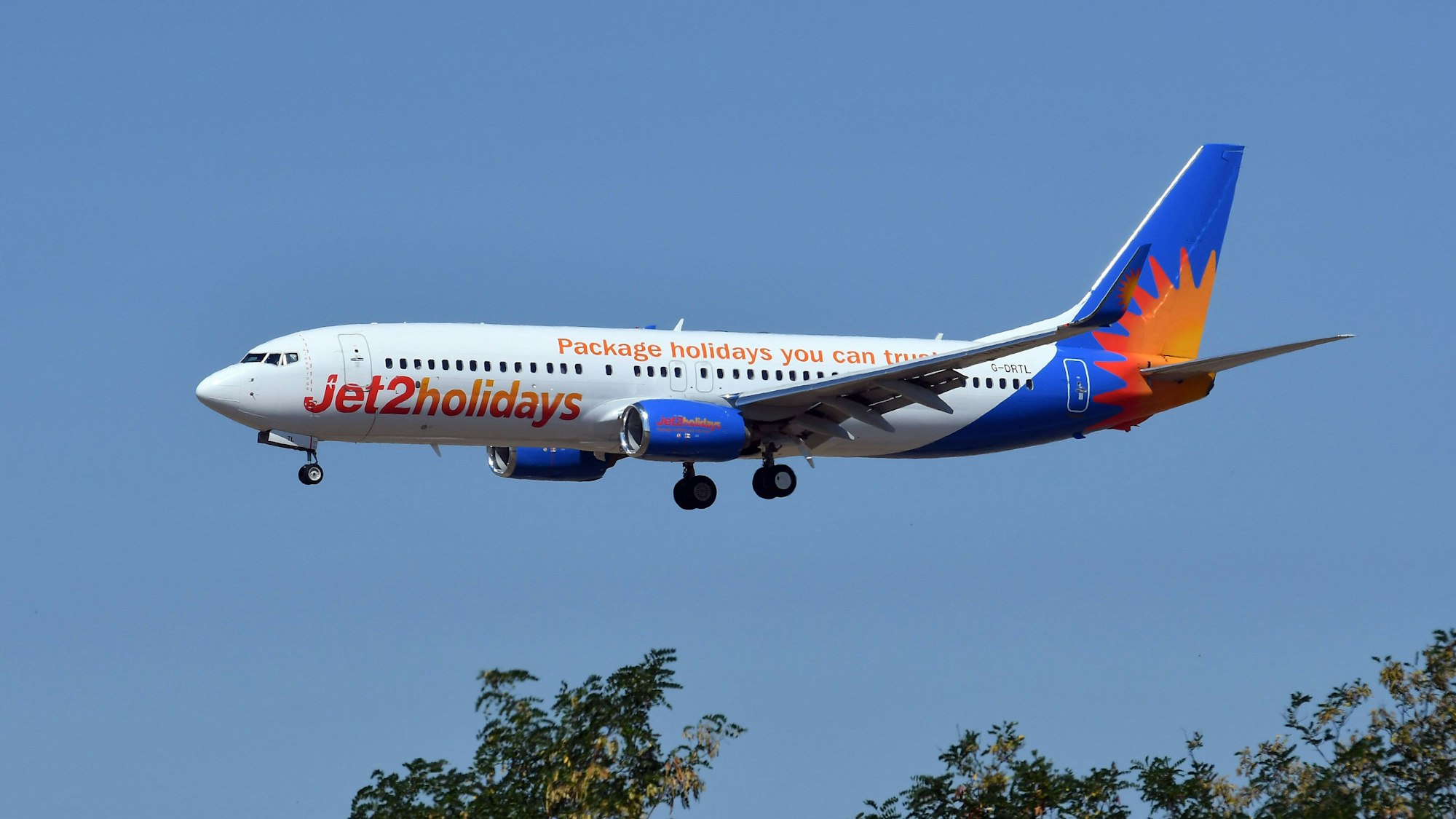 Eine Boeing 737 von Jet2 Holidays in der Luft.
