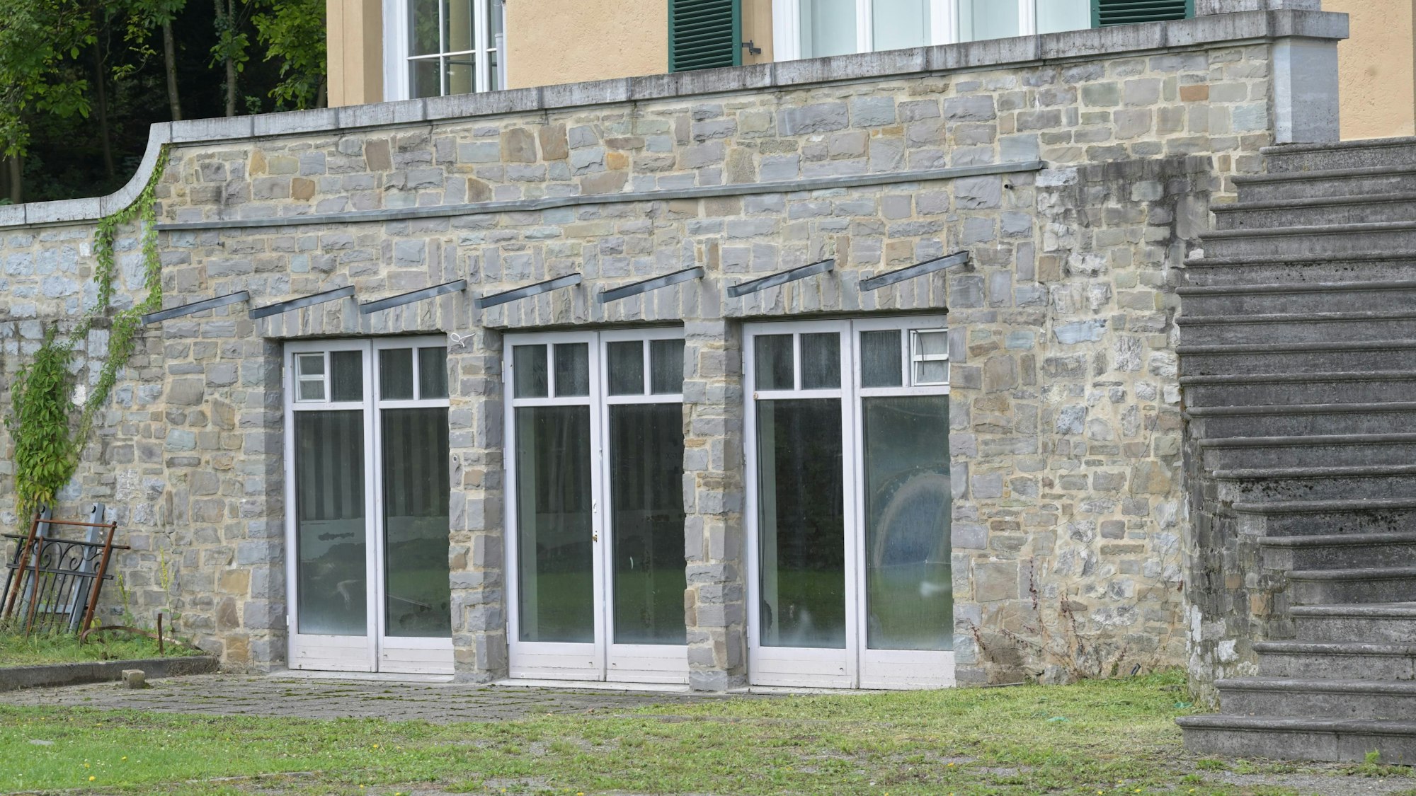 Im Untergeschoss von Schlosshotel Lerbach sind die Fenster zum ehemaligen Coq au vin zu sehen.