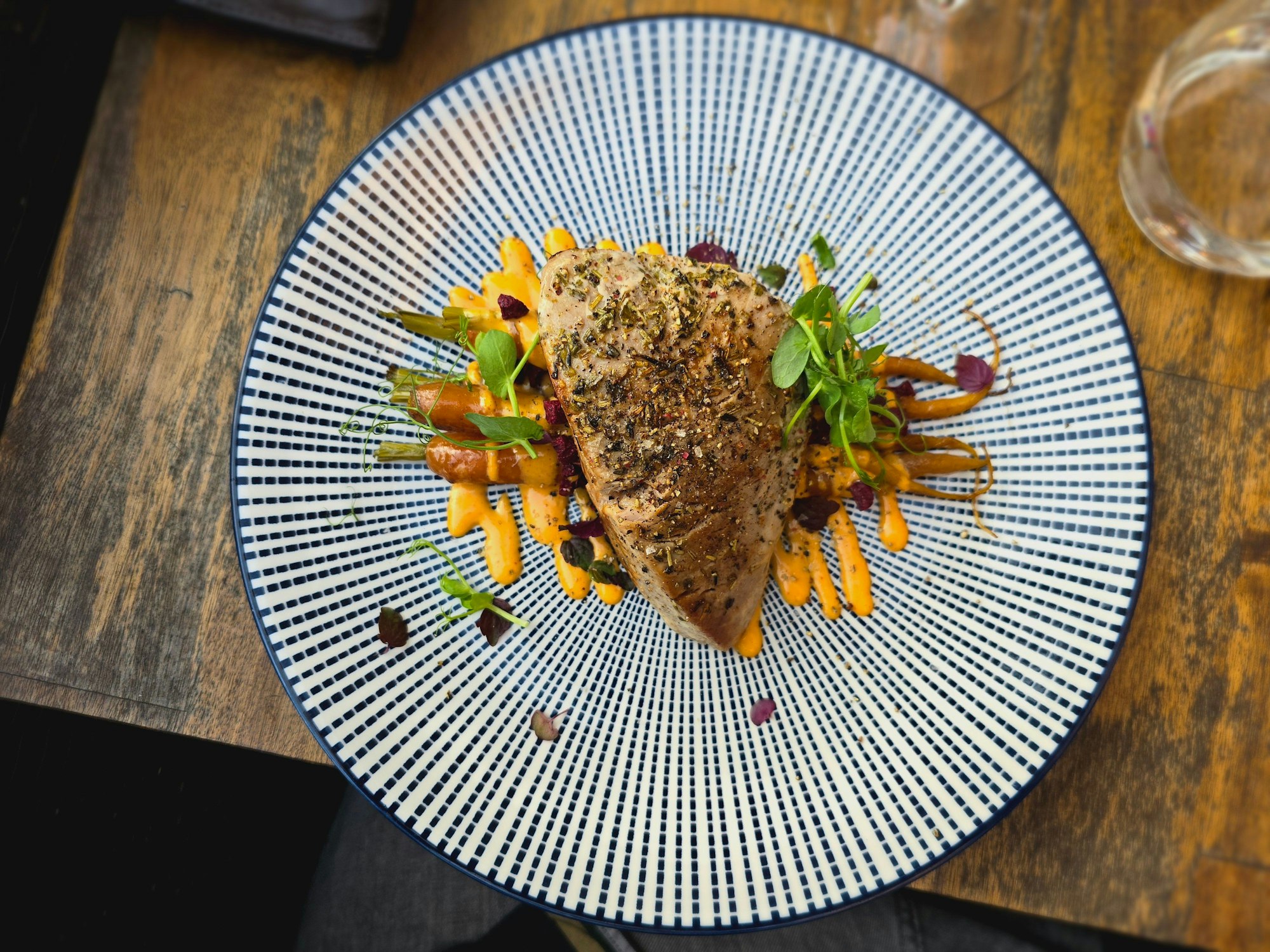 Tunfisch & Karotte
Gebratener Thunfisch, gegrillte Karotte, Frphlauch, Cassis, Chili & Shiso 22,90 €