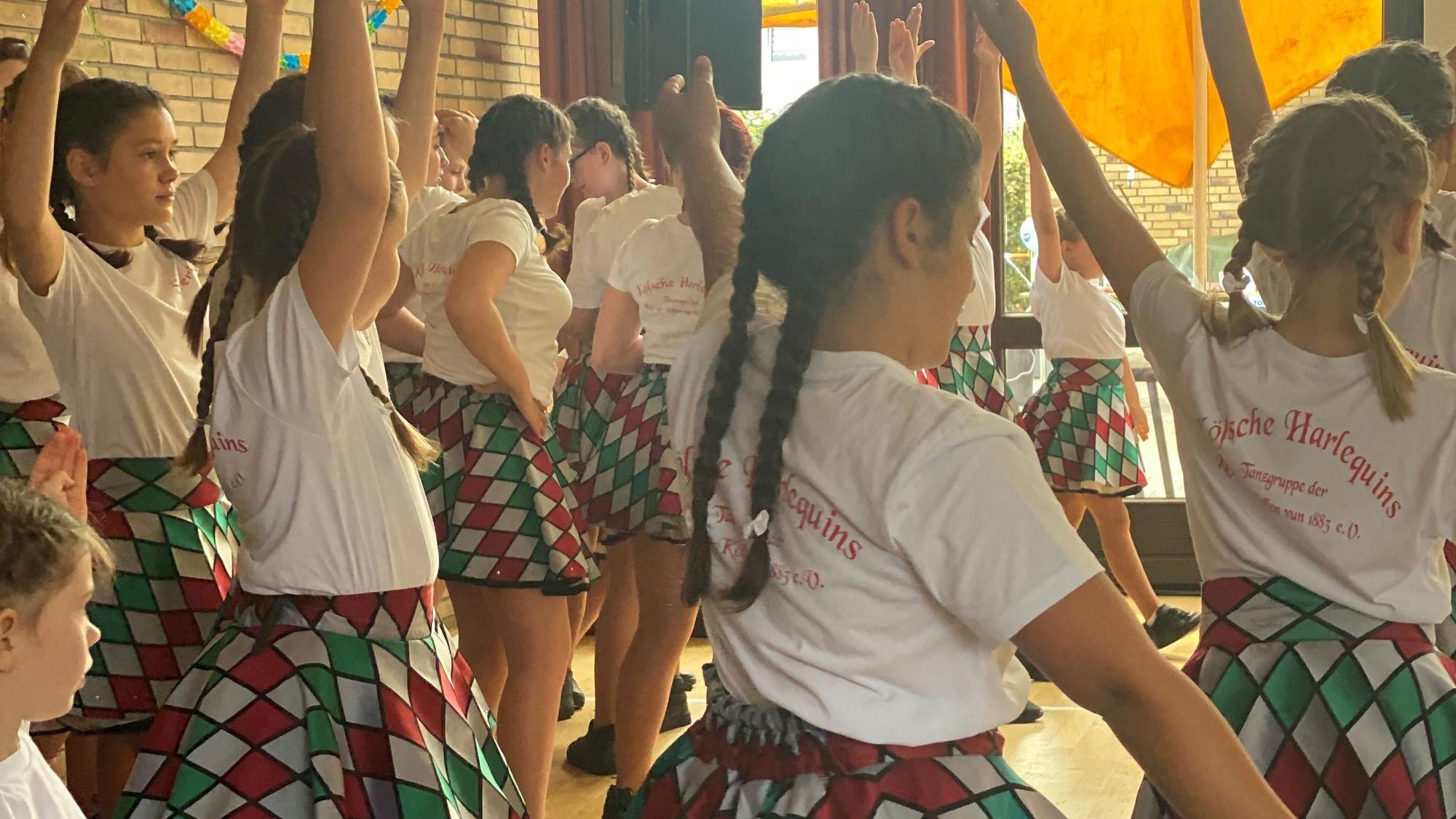 Die kölsche Harlequins traten beim Sommerfest auf.