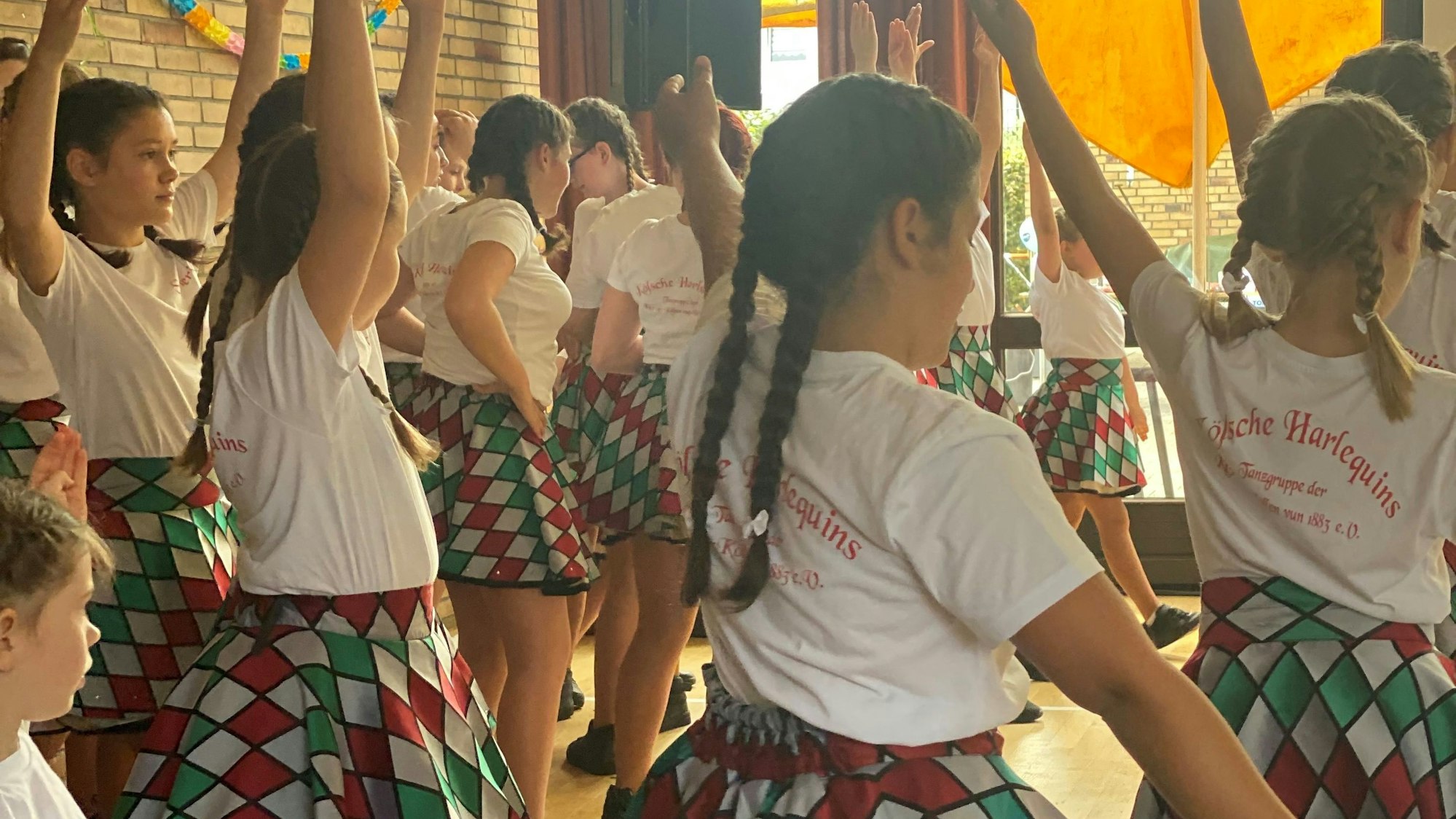 Die kölsche Harlequins traten beim Sommerfest auf.