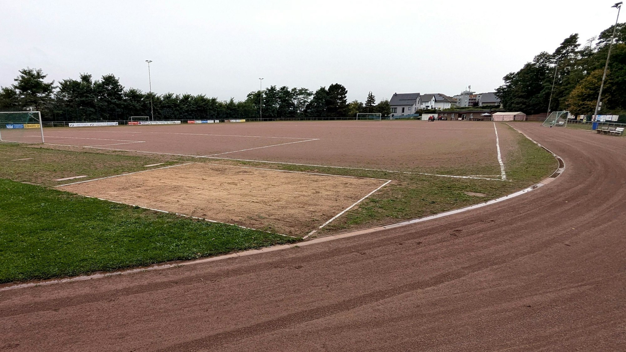 Das Eifelstadion in Mechernich mit seiner 400-Meter-Bahn, der Weitsprung-Anlage und dem Aschenplatz.