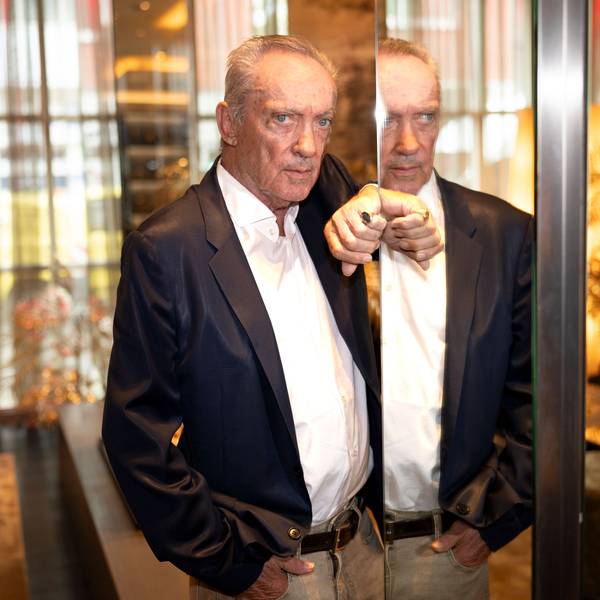 24.09.2024, Köln: Der Schauspieler und Weltstar Udo Kier lehnt an einer Spiegelsäule. Er wird zum 80. Geburtstag vom Kölnischen Kunstverein mit einer Ausstellung geehrt.