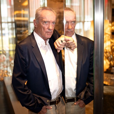 24.09.2024, Köln: Der Schauspieler und Weltstar Udo Kier lehnt an einer Spiegelsäule. Er wird zum 80. Geburtstag vom Kölnischen Kunstverein mit einer Ausstellung geehrt.