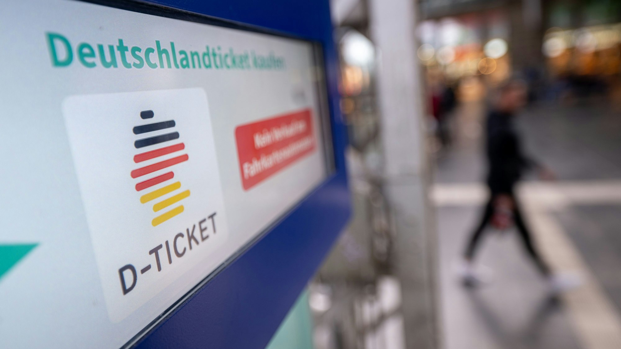 Ein Hinweis für das Deutschland-Ticket steht auf einem Fahrkartenautomaten in Frankfurt.