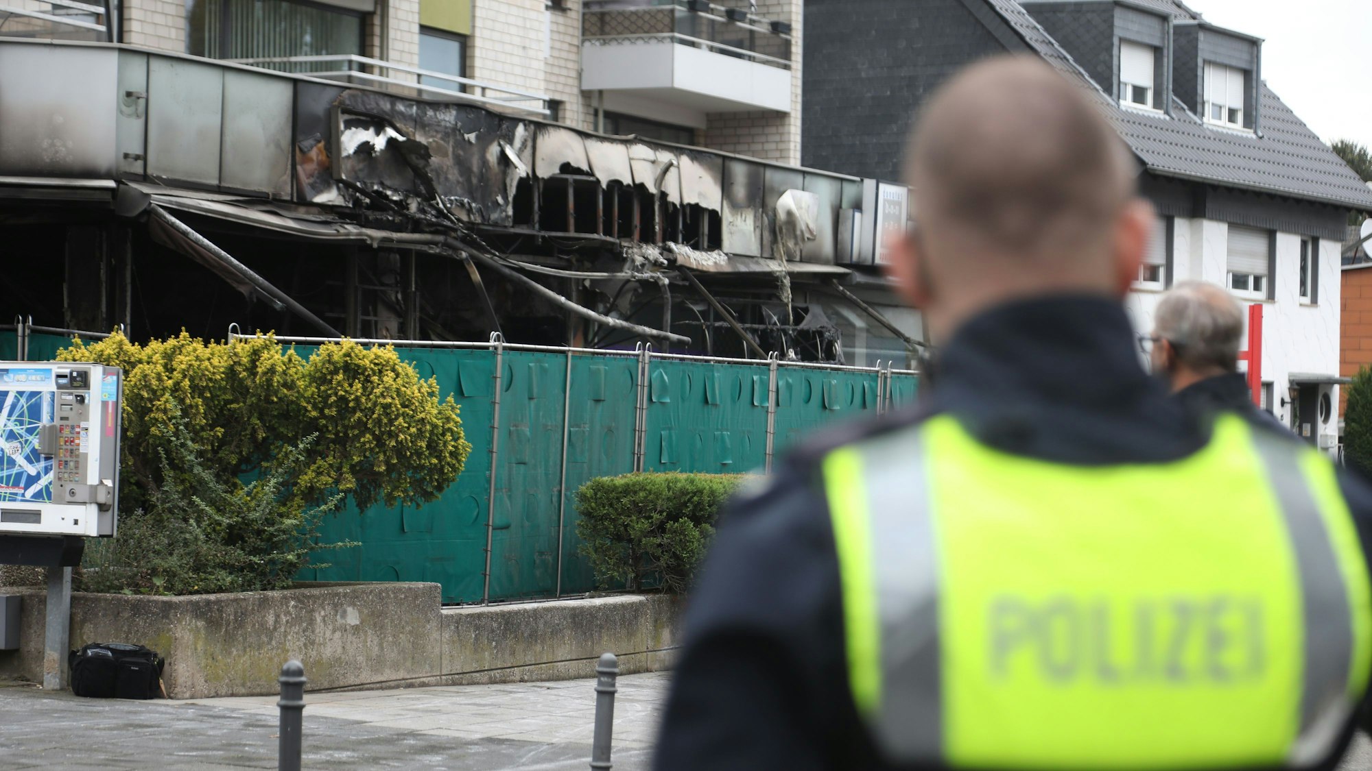 25.09.2024, Köln: Bei einer Explosion in einem Ladenlokal in Pesch sind zwei Personen leicht Verletz worden. Derzeit ermittelt die Polizei. Bewohner haben nach der Explosion zwei Personen vom Tatort weg laufen sehen. Videoaufzeichnungen werden nun ausgewertet. Der Wohnkomplex musste während der Löscharbeiten geräumt werden. Foto: Arton Krasniqi