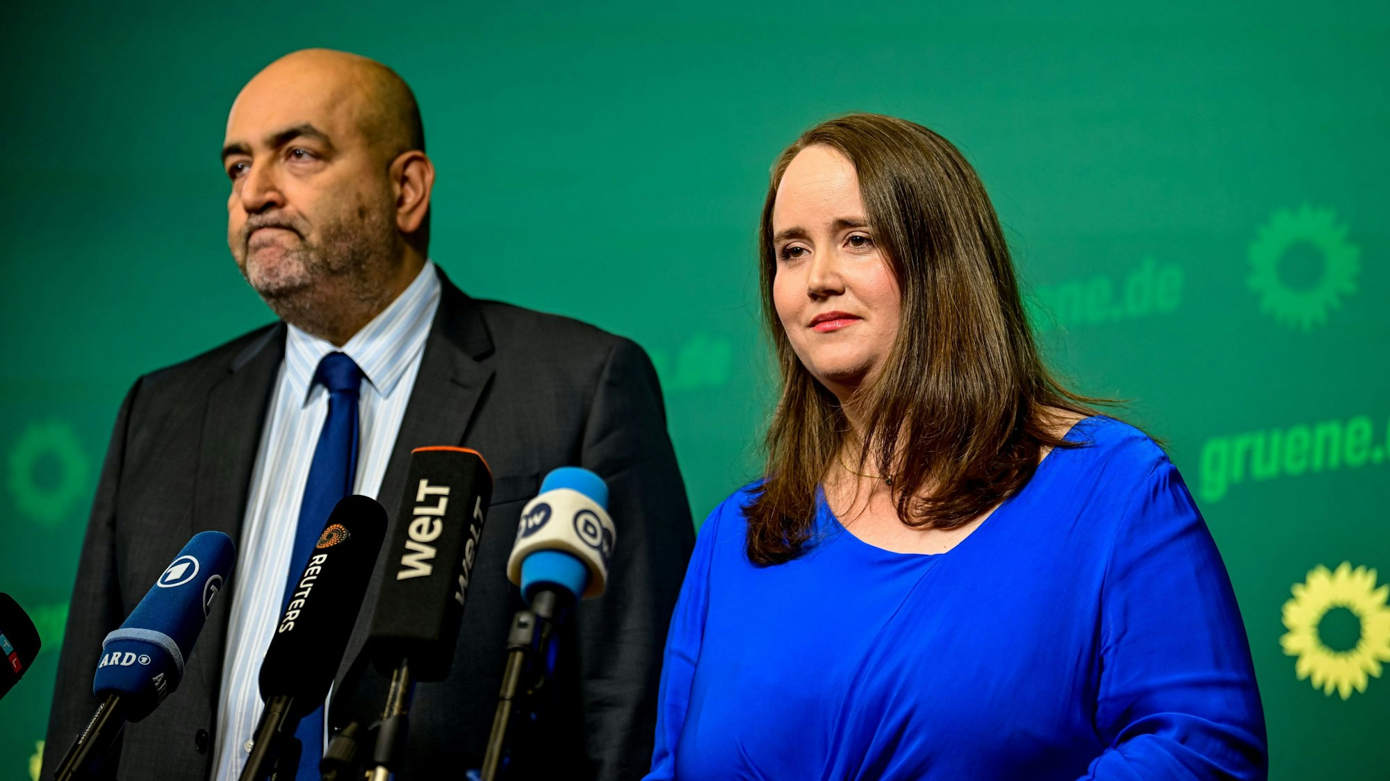 Die Grünen-Parteivorsitzenden Ricarda Lang (r) und Omid Nouripour haben bei einer Pressekonferenz in der Bundesgeschäftsstelle ihren Rücktritt erklärt.