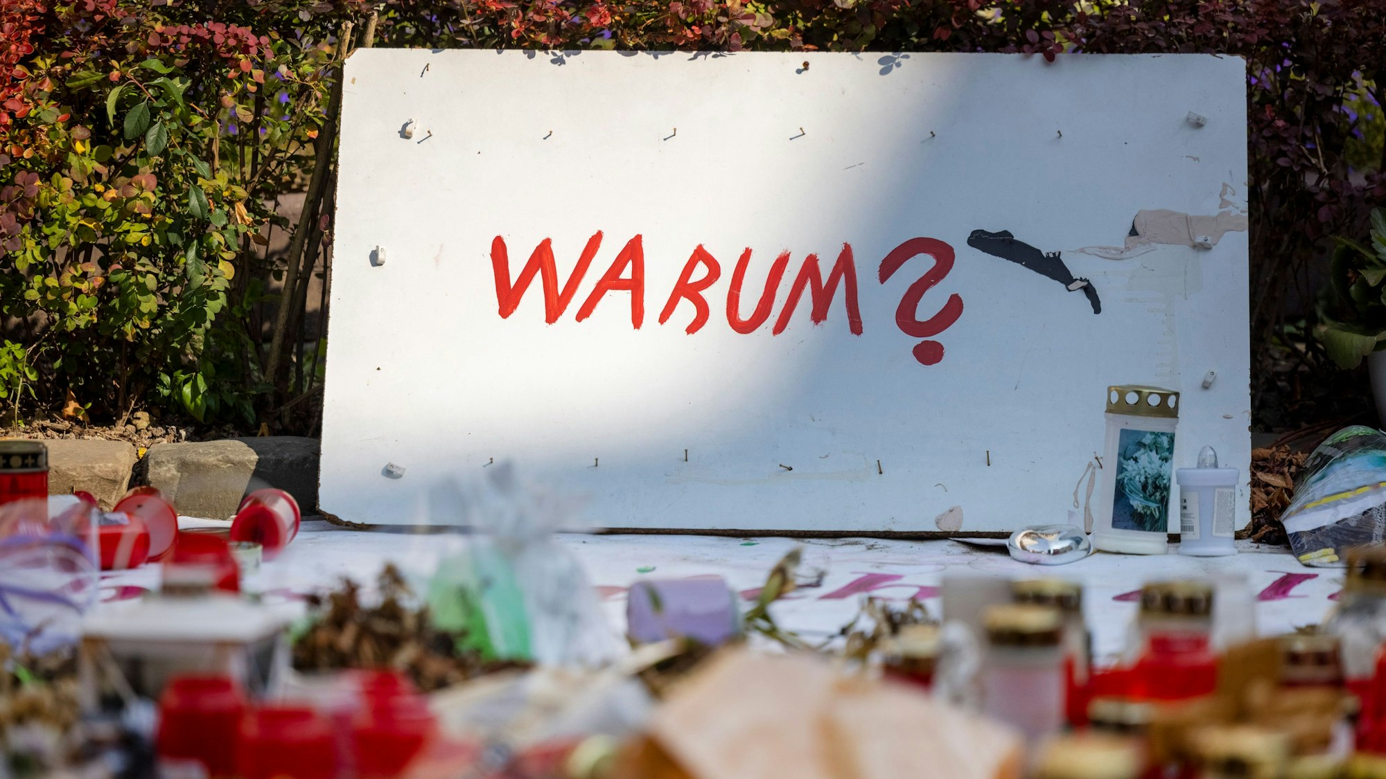 Ein Schild mit der Aufschrift:· Warum?· befindet sich am Gedenkort unweit des Tatorts. Bei einer Attacke auf der 650-Jahr-Feier der Stadt Solingen hatte es vor vier Wochen drei Tote und mehrere Verletzte gegeben.