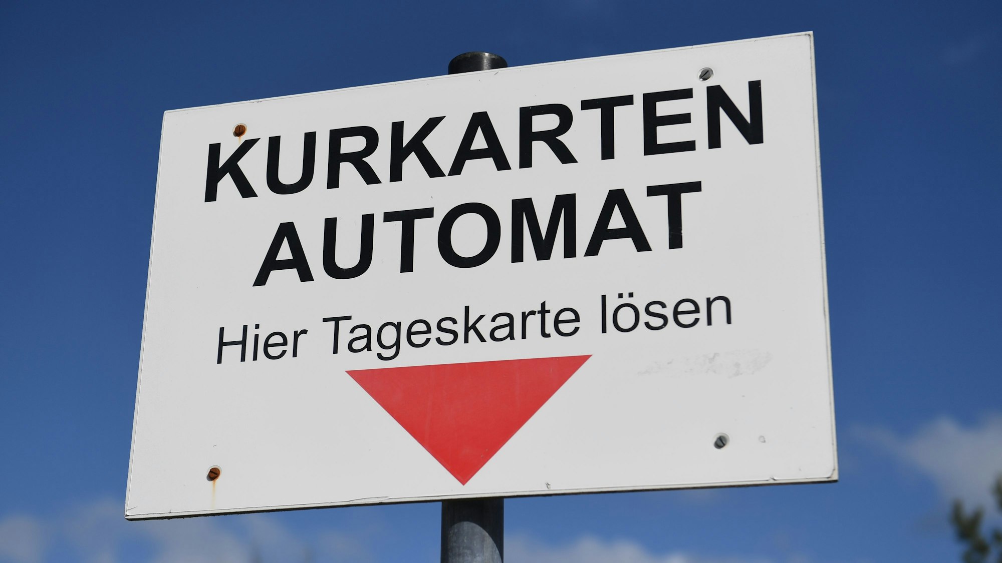 Blick auf ein Schild an einem Kurkartenautomat mit dem Schriftzug "Hier Tageskurkarte lösen" im Ostseebad auf der Insel Usedom. Durch das Ausbleiben von Touristen fehlen in touristischen Hotspots in Mecklenburg-Vorpommern die Einnahmen aus der Kurtaxe. (zu dpa: «Kurabgaben in Mecklenburg-Vorpommern mancherorts gestiegen») +++ dpa-Bildfunk +++