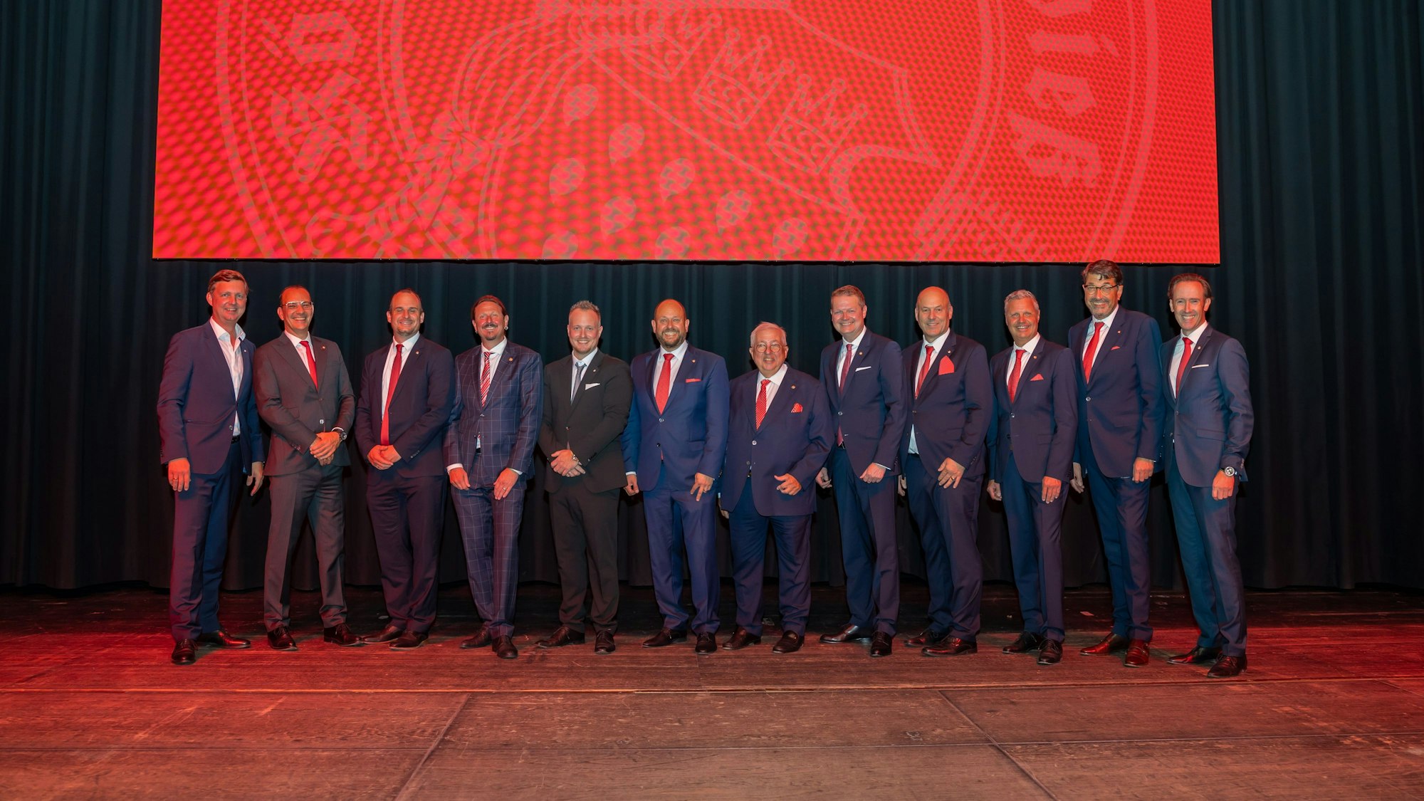 Der Vorstand der Roten Funken steht auf der Bühne.