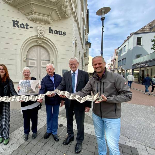 Zu sehen sind Pamela und Derek Shenton mit Bürgermeister Dieter Freytag, Kim Gröner und Alexander Entius.