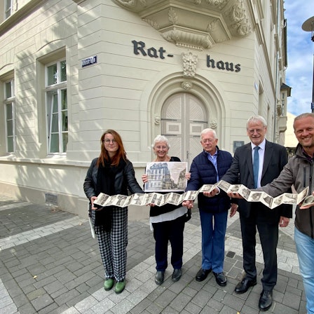 Zu sehen sind Pamela und Derek Shenton mit Bürgermeister Dieter Freytag, Kim Gröner und Alexander Entius.