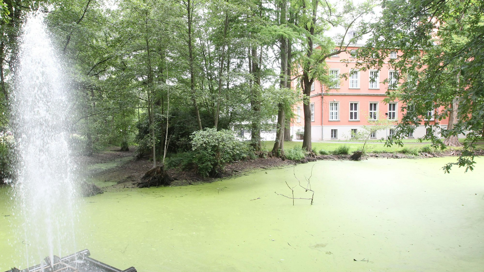 Eine Wasserfläche vor einem historischen Gebäude