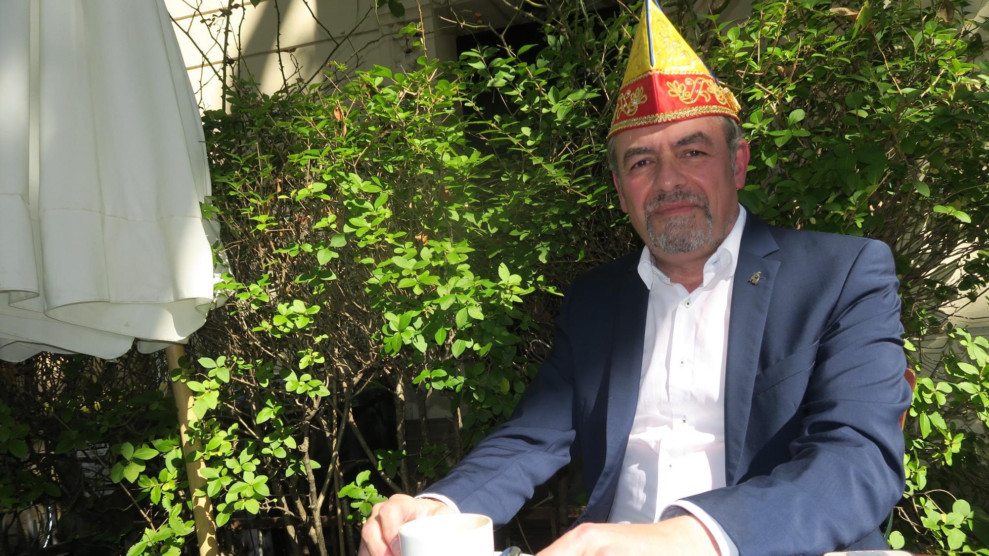 Hat viel vor: Michael Castillo, neuer Präsident der Barbaranniter, am Max- und Moritz-Brunnen auf dem Lenauplatz.