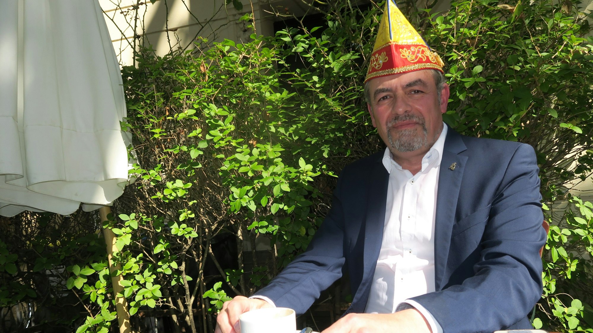 Hat viel vor: Michael Castillo, neuer Präsident der Barbaranniter, am Max- und Moritz-Brunnen auf dem Lenauplatz.