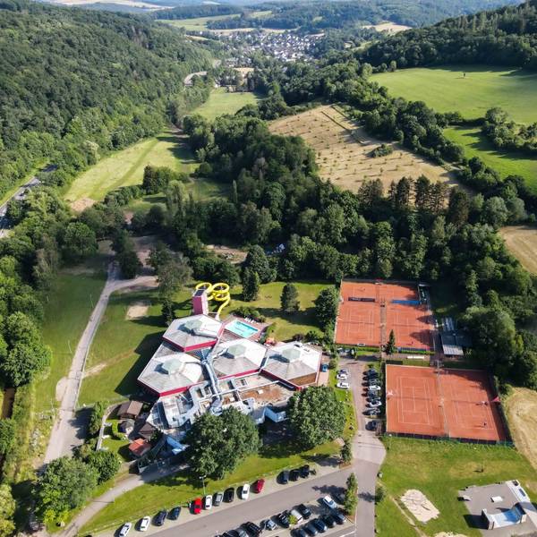 Luftaufnahme des Eifelbades und der angrenzenden Tennisanlagen.