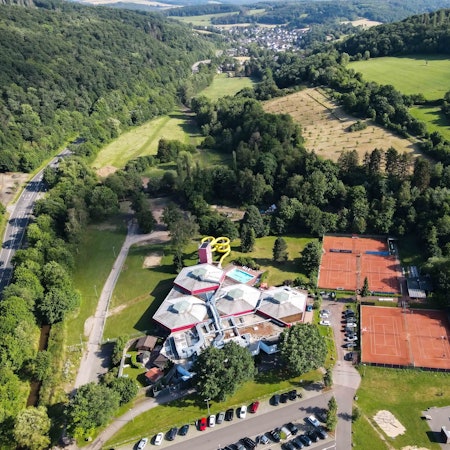 Luftaufnahme des Eifelbades und der angrenzenden Tennisanlagen.