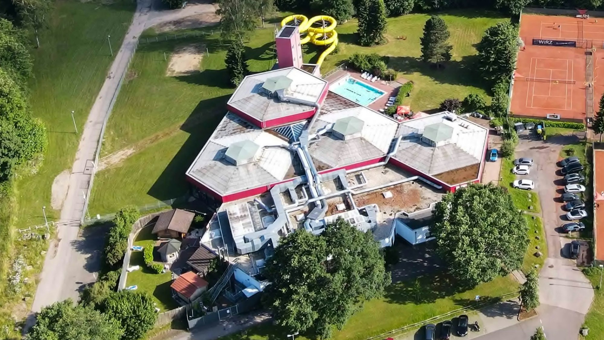 Die Drohnenaufnahme zeigt das Eifelbad in Bad Münstereifel.