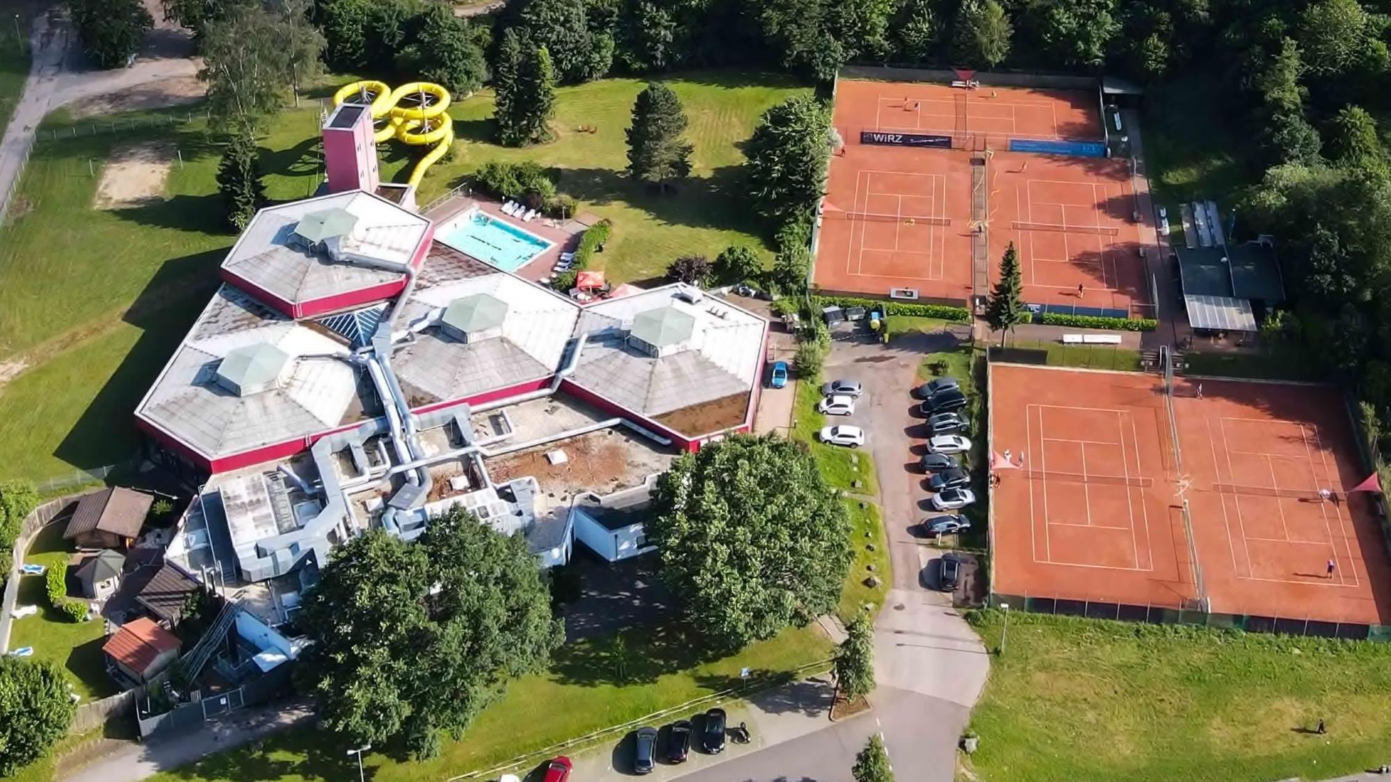Luftaufnahme des Eifelbades und der angrenzenden Tennisanlagen.