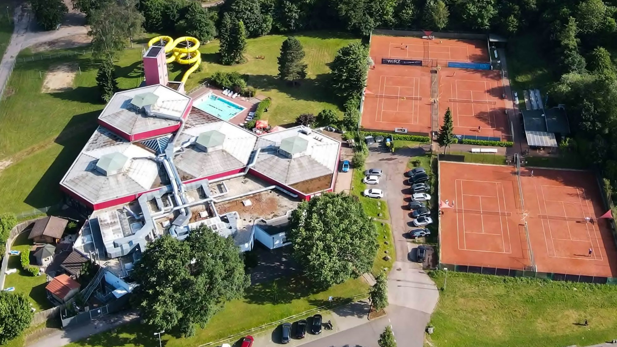 Luftaufnahme des Eifelbades und der angrenzenden Tennisanlagen.