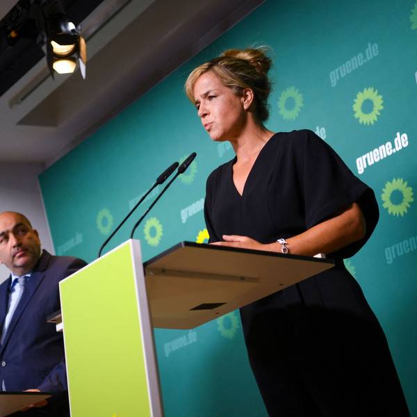 Omid Nouripour und Mona Neubaur 2022 bei einer Presskonferenz in Berlin.