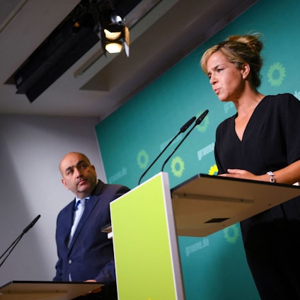 Omid Nouripour und Mona Neubaur 2022 bei einer Presskonferenz in Berlin.