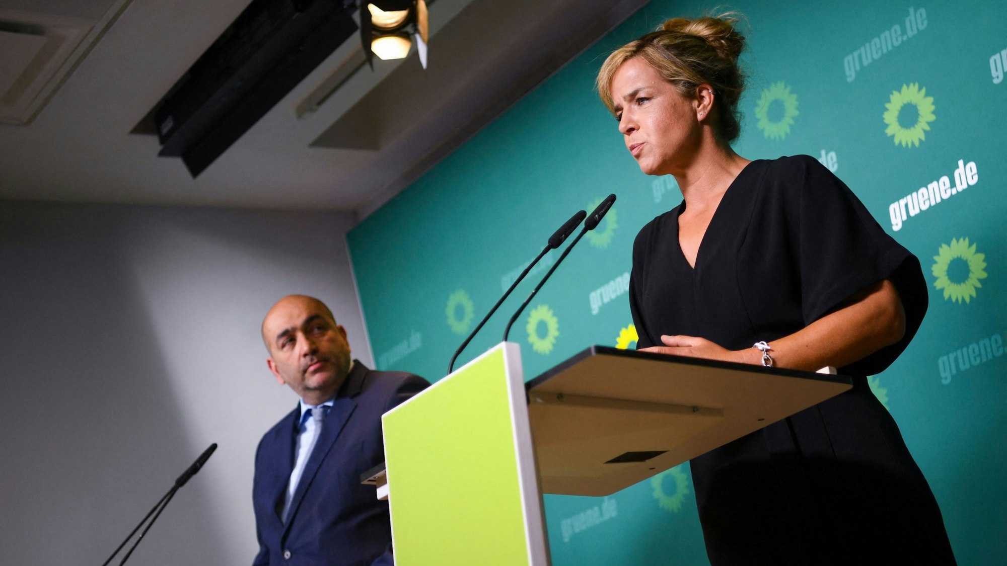 Omid Nouripour und Mona Neubaur 2022 bei einer Presskonferenz in Berlin.