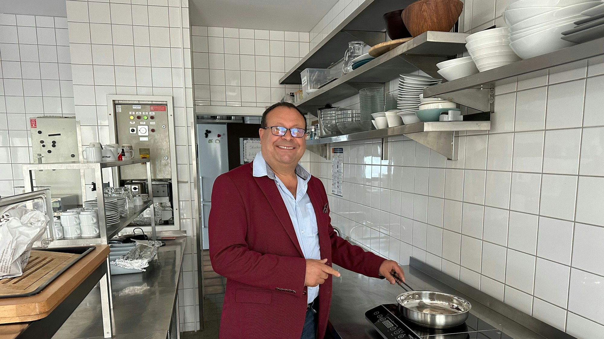 Hotel Regina in Sankt Augustin hat 3. September 2024 wiedereröffnet. Halil Bahadir, Prokurist und Technischer Leiter, in der Küche für Selbstversorgergäste.