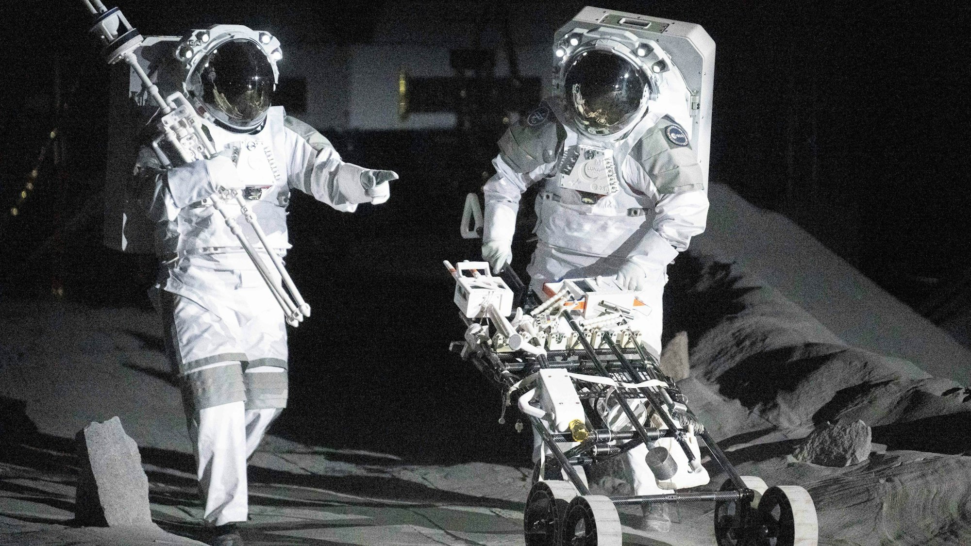 Die Astronauten Matthias Maurer und Thomas Pesquet simulieren bei der Eröffnung eine Trainingseinheit.