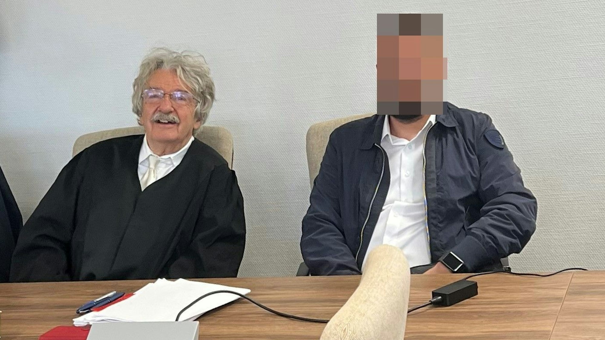 Der Angeklagte mit seinem Verteidiger Klaus Bensmann beim Prozessauftalt im Kölner Landgericht