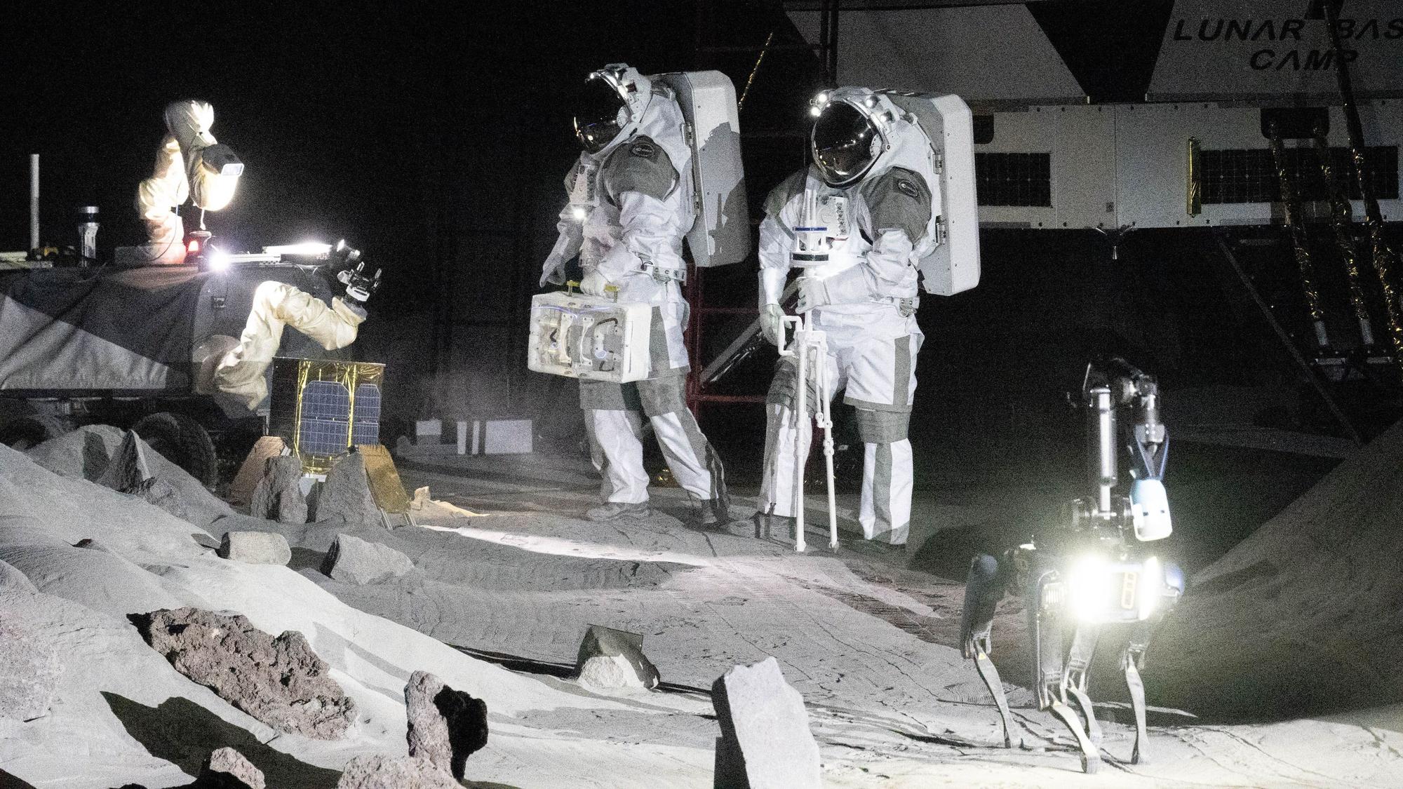Zwei Astronauten simulieren eine Trainingseinheit in der neuen Luna-Halle.