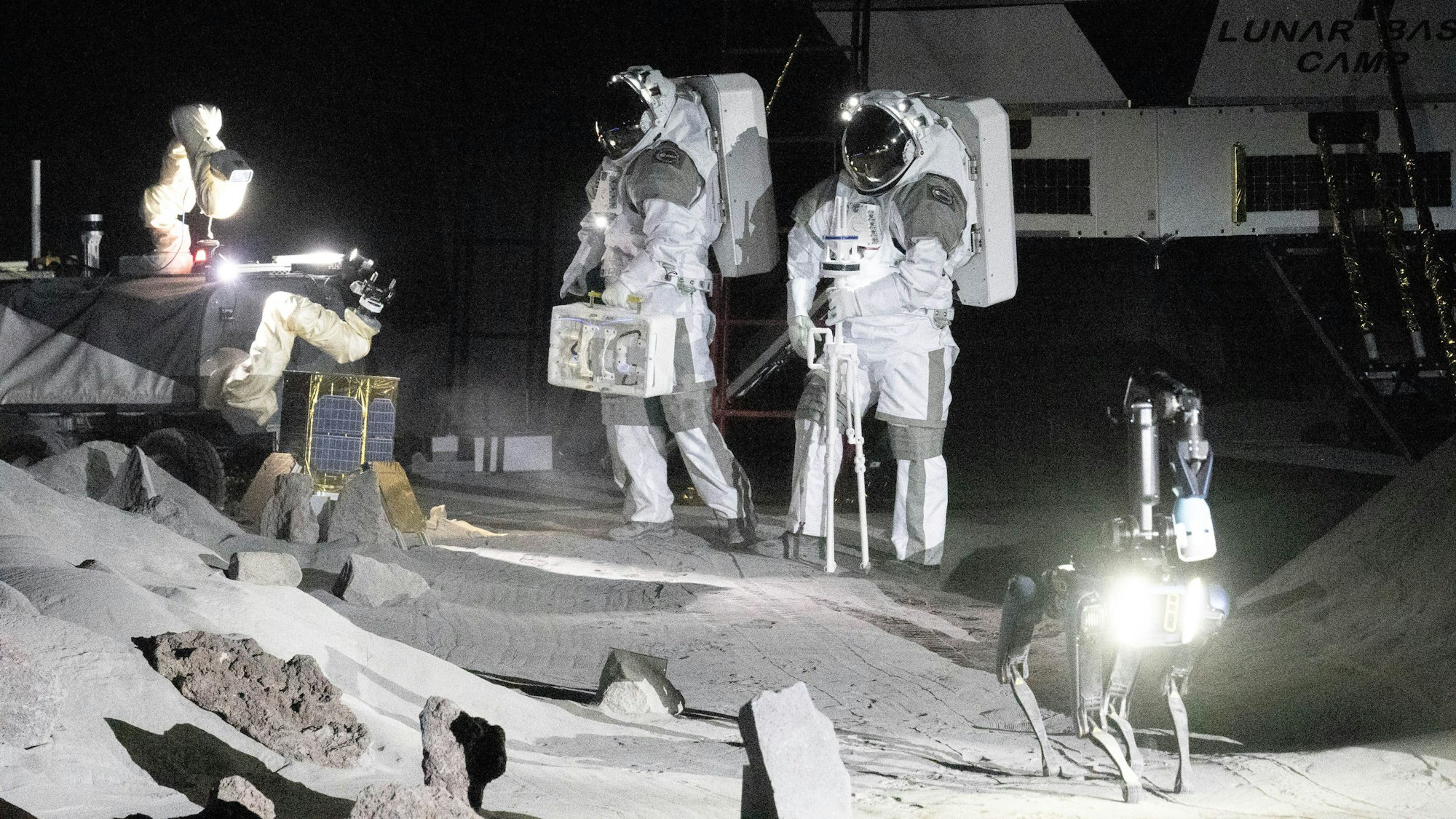Zwei Astronauten simulieren eine Trainingseinheit in der neuen Luna-Halle.