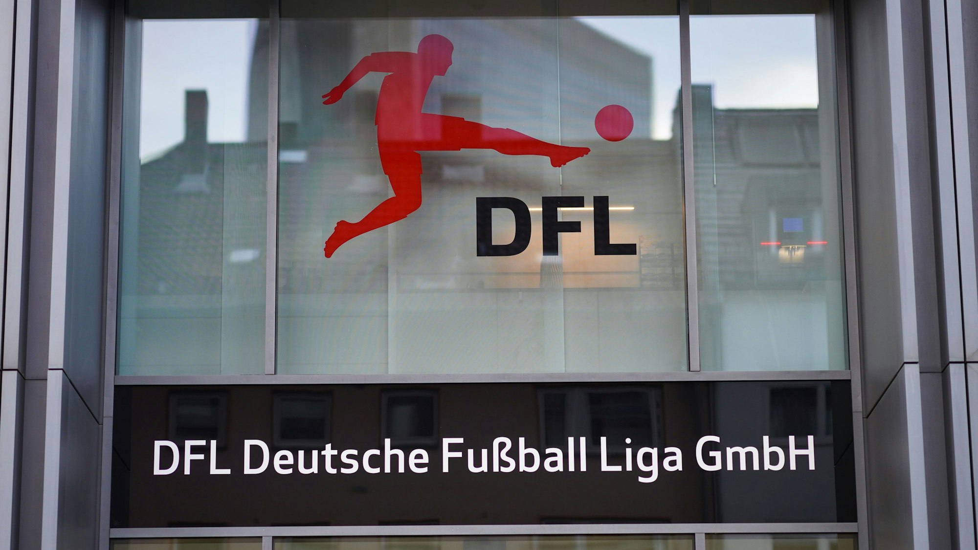 ARCHIV - 08.12.2022, Hessen, Frankfurt/Main: Das Logo der Deutschen Fußball Liga GmbH (DFL) am Eingang der DFL-Zentrale in Frankfurt/Main.