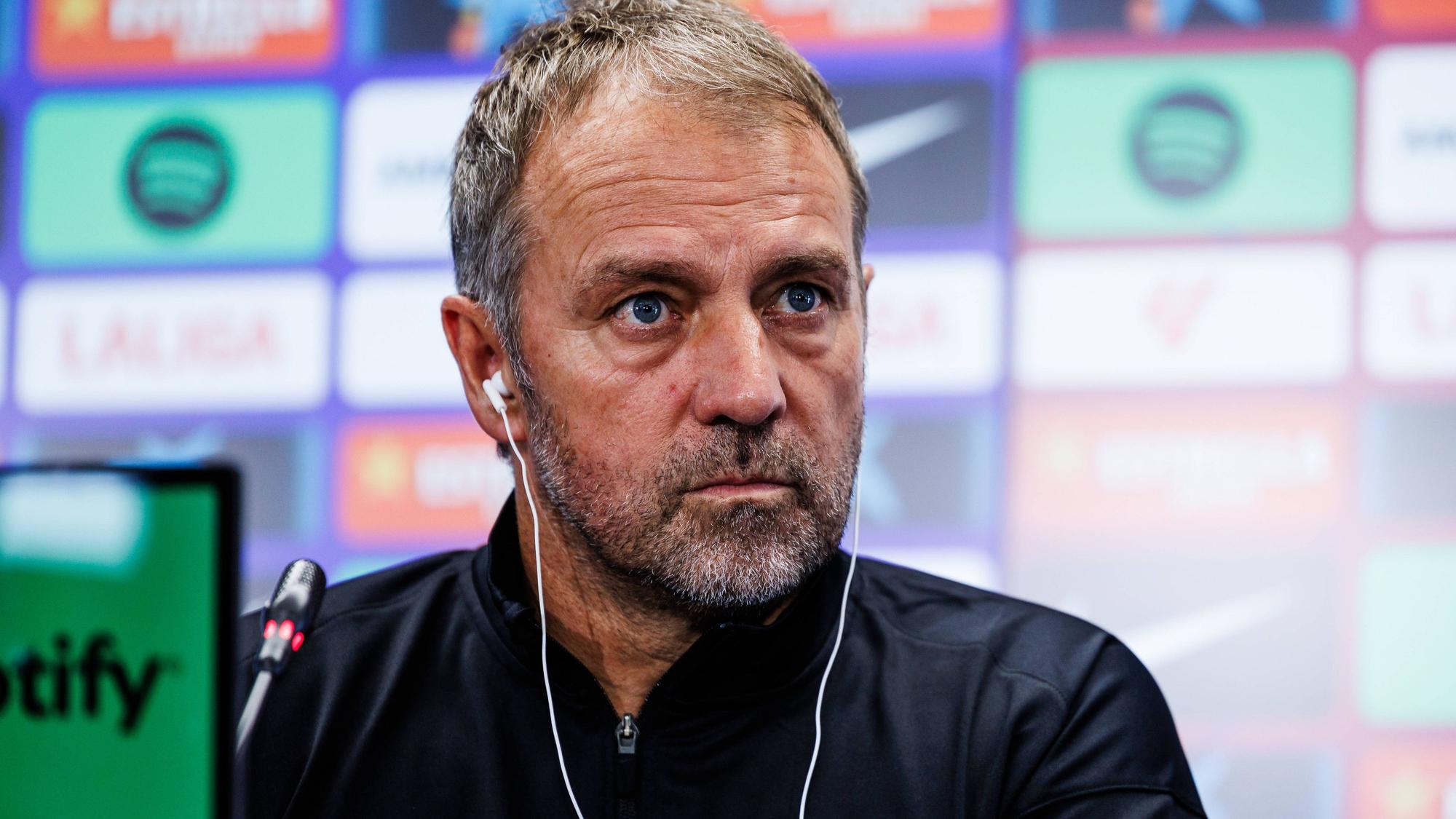 Barcelona-Trainer Hansi Flick spricht auf einer Pressekonferenz über die anstehende Partie an diesem Mittwoch gegen den FC Getafe. Zwischendurch musste er seine Ausführungen unterbrechen.