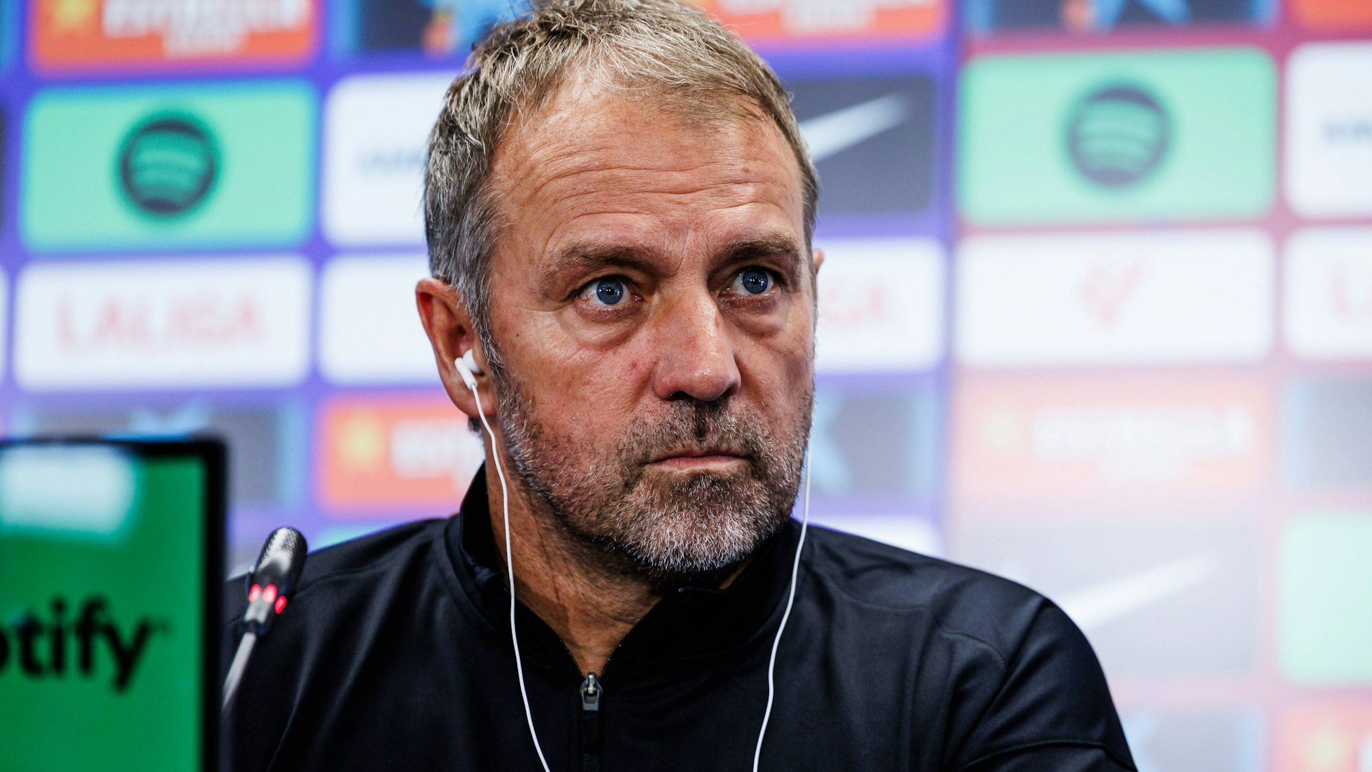 Barcelona-Trainer Hansi Flick spricht auf einer Pressekonferenz über die anstehende Partie an diesem Mittwoch gegen den FC Getafe. Zwischendurch musste er seine Ausführungen unterbrechen.