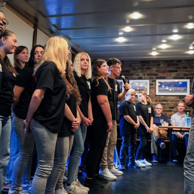 Karl Becker bei einem Auftritt mit dem kölschen Chor der Katholischen Hauptschule Großer Griechenmarkt