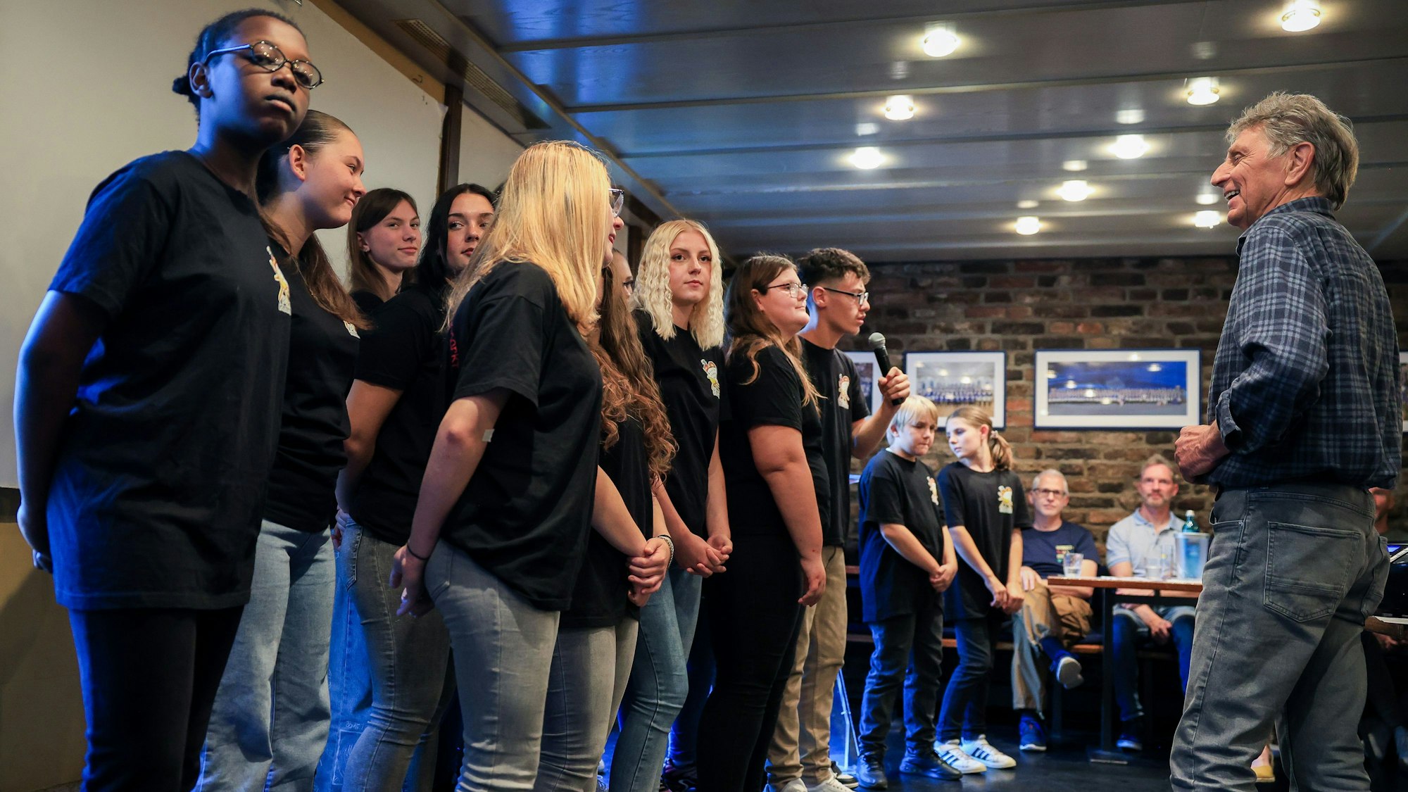 Karl Becker bei einem Auftritt mit dem kölschen Chor der Katholischen Hauptschule Großer Griechenmarkt
