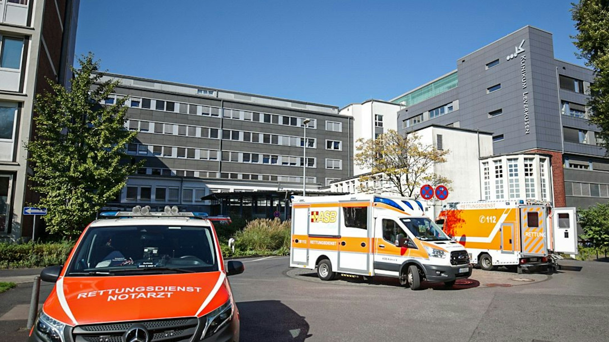 Einsatzfahrzeuge am Klinikum Leverkusen