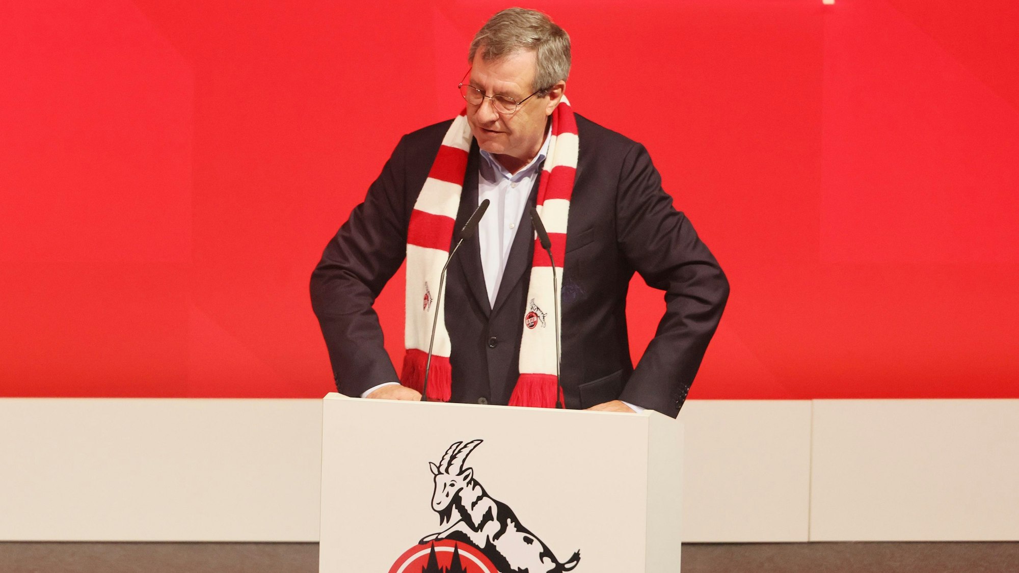 FC-Präsident Werner Wolf auf der Mitgliederversammlung des 1. FC Köln am Dienstagabend in der Lanxess-Arena