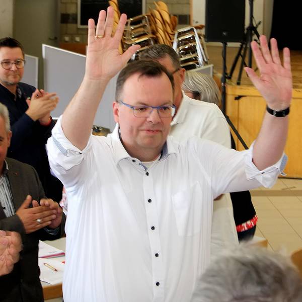 Helge Herrwegen aus Wesseling jubelnd kurz nach seiner Wahl zum neuen Vorsitzenden der SPD Rhein-Erft.