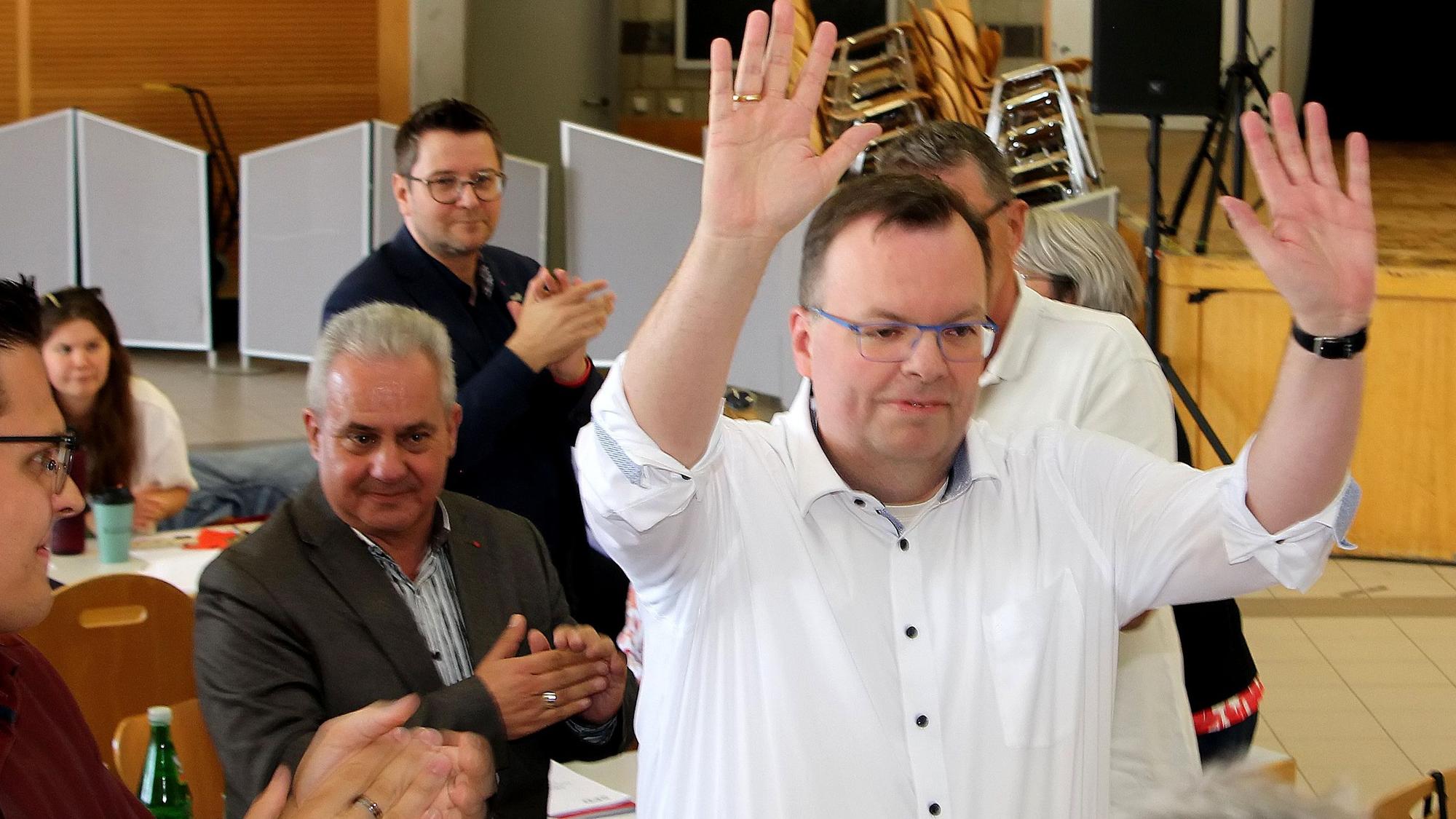 Helge Herrwegen aus Wesseling jubelnd kurz nach seiner Wahl zum neuen Vorsitzenden der SPD Rhein-Erft.